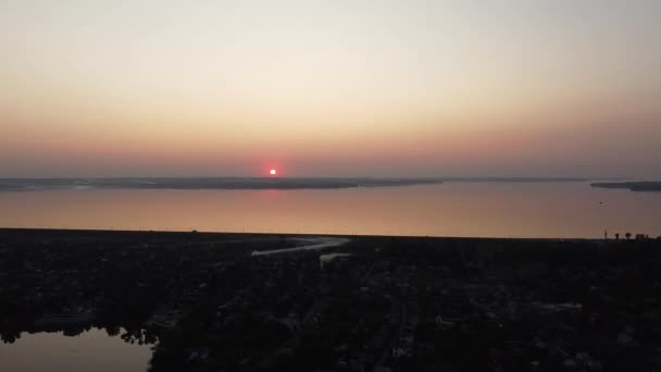 Красивий Захід Сонця Над Водою Осінній Пейзаж Заході Сонця Політ — стокове відео