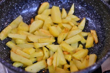 Tavada kızarmış patates. Patates pişirme