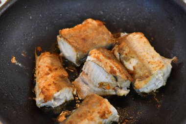 Tavada kızarmış balık. kızarmış hake