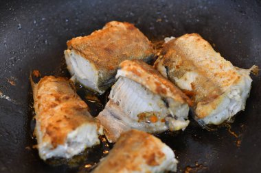 Tavada kızarmış balık. kızarmış hake