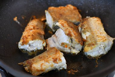 Tavada kızarmış balık. kızarmış hake