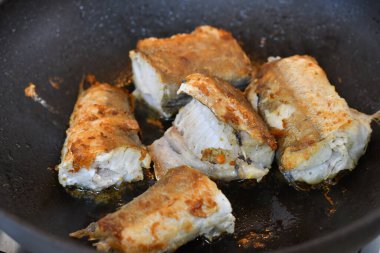 Tavada kızarmış balık. kızarmış hake