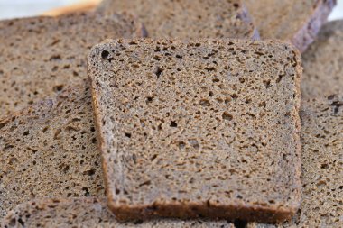 bir parça siyah çavdar ekmeği