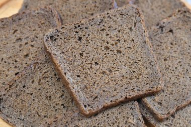 bir parça siyah çavdar ekmeği