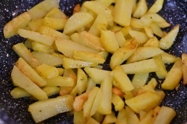 Tavada kızarmış patates. Patates pişirme