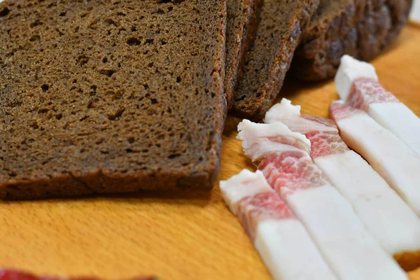 Bitar Svart Rågbröd Och Bacon Ister Och Paprika — Stockfoto