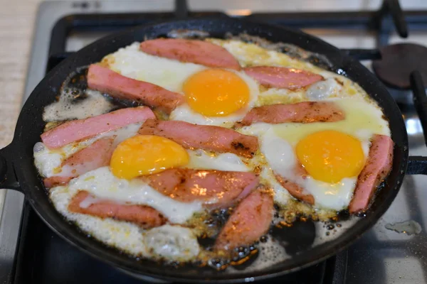 Tavada sosisli çırpılmış yumurta. Tavada kızarmış sosis..