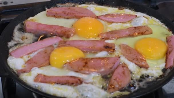 Ovos Mexidos Com Salsicha Uma Panela Linguiça Frita Uma Panela — Vídeo de Stock