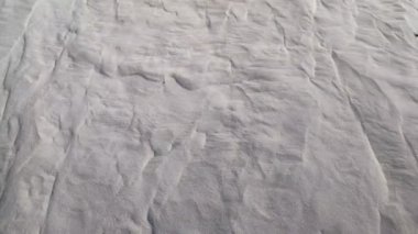 Beyaz kumla kaplı bir manzara. Beyaz kuvars kumu. Kumullar ve çöl sütyenleri