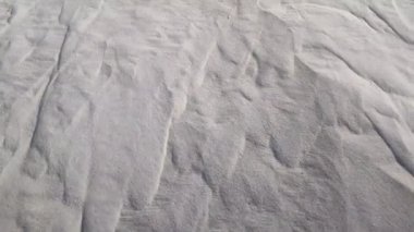 Beyaz kumla kaplı bir manzara. Beyaz kuvars kumu. Kumullar ve çöl sütyenleri