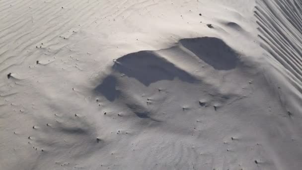 Landschaft Mit Weißem Sand Weißer Quarzsand Dünen Und Wüstenbrahans — Stockvideo