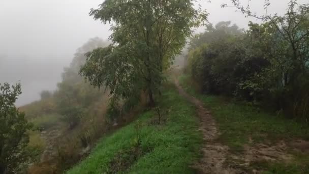 Paesaggio Nuvoloso Con Nebbia Nebbia Pesante Sull Acqua Camminare Lungo — Video Stock