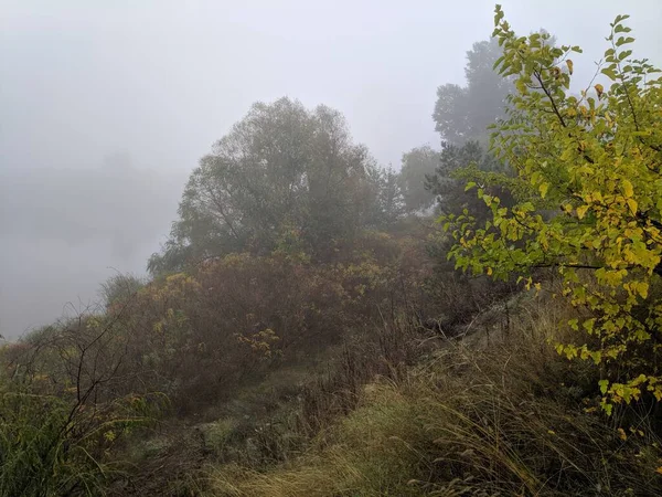 Paisaje Nublado Con Niebla Niebla Pesada Sobre Agua Caminar Por —  Fotos de Stock