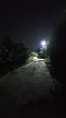 Loş sokak lambası. Gece yolu ve lamba. Kasvetli gece yolu. Geceleri kaldırımda gölgeler. Karanlık şehir, şehir merkezindeki sokaklar 4k.