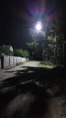 Loş sokak lambası. Gece yolu ve lamba. Kasvetli gece yolu. Geceleri kaldırımda gölgeler. Karanlık şehir, şehir merkezindeki sokaklar 4k.