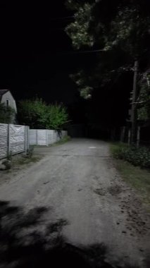 Loş sokak lambası. Gece yolu ve lamba. Kasvetli gece yolu. Geceleri kaldırımda gölgeler. Karanlık şehir, şehir merkezindeki sokaklar 4k.