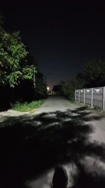 Loş sokak lambası. Gece yolu ve lamba. Kasvetli gece yolu. Geceleri kaldırımda gölgeler. Karanlık şehir, şehir merkezindeki sokaklar 4k.