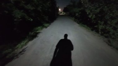 Loş sokak lambası. Gece yolu ve lamba. Kasvetli gece yolu. Geceleri kaldırımda gölgeler. Karanlık şehir, şehir merkezindeki sokaklar 4k.