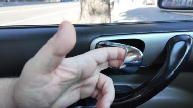 El ile arabanın kapısını açan genç adam. Bir yolcu mavi bir arabanın kapısını açar, arka koltuğa oturur ve kapıyı kapatır.,