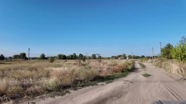 Sürücü arabayı kontrol eder. Birinci şahıs videosu. Yavaş çekim 4k video. Kötü yol. Araba gezisi. resimsi yol.