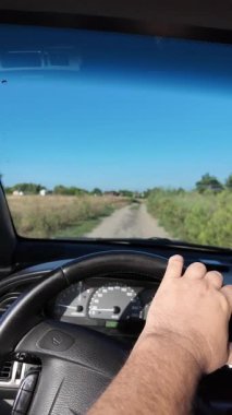 Sürücü arabayı kontrol eder. Birinci şahıs videosu. Yavaş çekim 4k video. Kötü yol. Araba gezisi. resimsi yol.