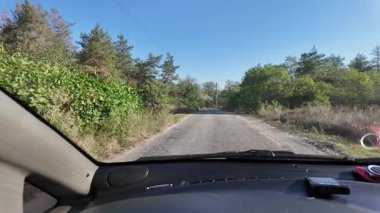 Sürücü arabayı kontrol eder. Birinci şahıs videosu. Yavaş çekim 4k video. Kötü yol. Araba gezisi. resimsi yol.