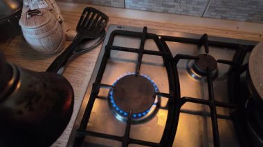 Türk kahvesinin evdeki mutfaktaki metal ocakta hazırlanışının yakın çekim görüntüleri..