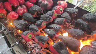 Izgara sebze, fileto, sosis, ızgara sebze, ızgara kırmızı biber. Kamp ateşinde kızarmış sosisler.