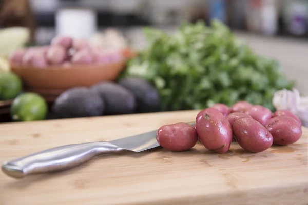 Kleine Rote Kartoffeln Auf Schneidebrett Mit Messer Der Küche — Stockfoto