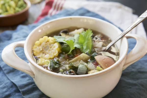 Löffel Schüssel Mit Mexikanischer Limetten Tortilla Suppe Mit Mais Und — Stockfoto