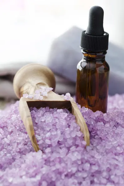 Lavendelbadekristalle Und Eine Tropfflasche Lavendelöl — Stockfoto