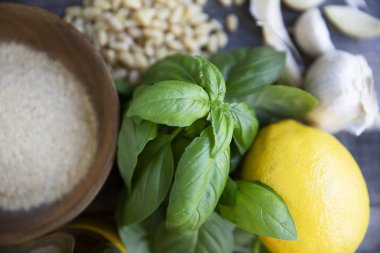Fesleğen, çam fıstığı, sarımsak, limon, yağ ve beslenme Maya: vegan pesto için malzemeler