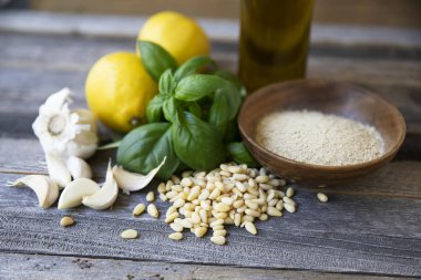 Fesleğen, çam fıstığı, sarımsak, limon, yağ ve beslenme Maya: vegan pesto için malzemeler