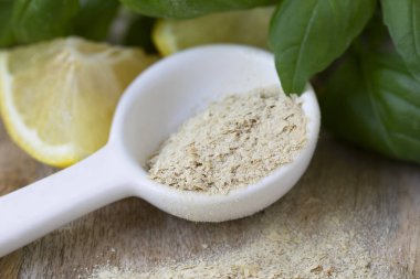 Vegan pesto yapmak için beslenme mantar yemek kaşığı.