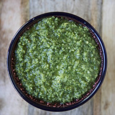 Yukarıdan taze yapılmış pesto kase,