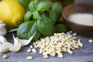 Çam fıstığı fesleğen ve diğer pesto maddeler içinde belgili tanımlık geçmiş.