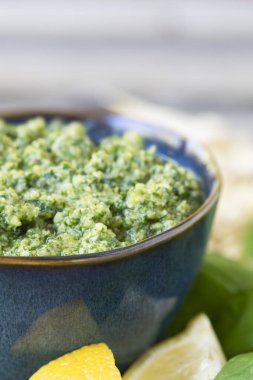 Limon ve üst kısmında bazı kopya alanı ile taze pesto kâse, yakın çekim