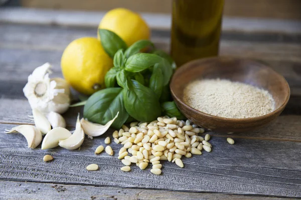 バジル 松の実 ニンニク レモン オイルと栄養酵母 ビーガン ペストのための食材 — ストック写真