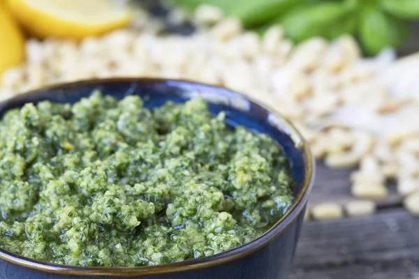 Nahaufnahme Von Pesto Mit Zutaten Hintergrund — Stockfoto