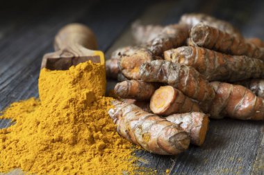 Zerdeçal tozu ve zerdeçal kökleri, yatay yönlendirmeyle kepçe