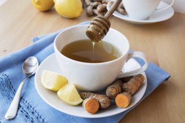 Sağlıklı fincan sıcak zerdeçal çay limon ve bal ile.