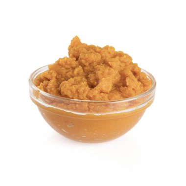 Cam kase kabak püresi beyaz bir arka plan üzerinde izole