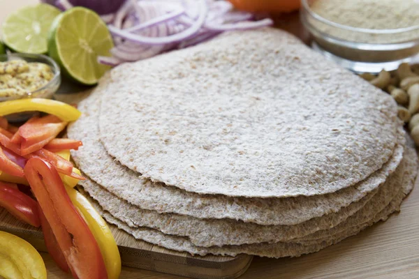 全粒小麦のトルティーヤとメキシコ料理の新鮮な食材 — ストック写真