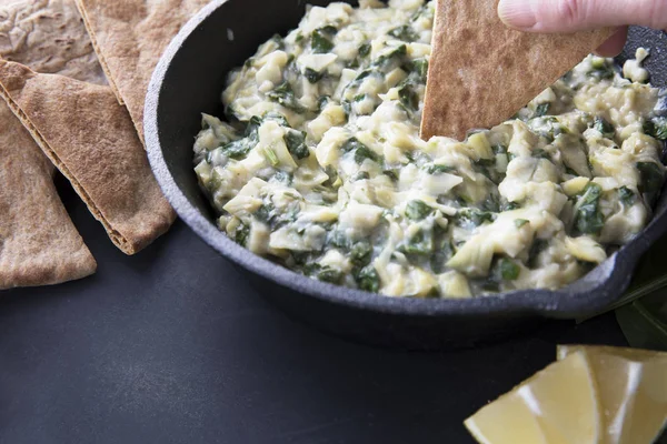 Padella Con Salsa Carciofi Spinaci Vegani Freschi Pane Pita Integrale — Foto Stock