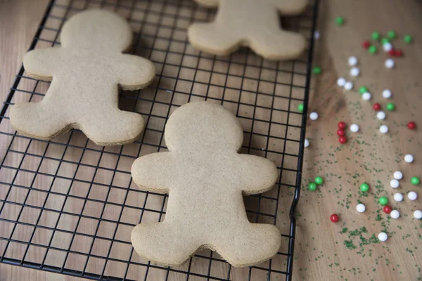 Decorating Gingerbread Men Christmas — Stock Photo, Image