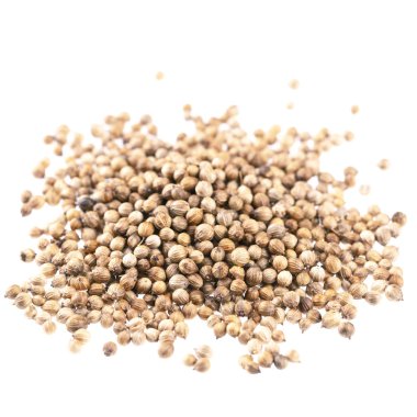 Beyaz bir arka plan üzerinde izole kişniş yığını