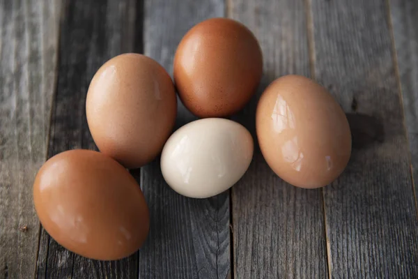 Nahaufnahme Von Braunen Eiern Und Einem Kleinen Leichteren Auf Einem — Stockfoto