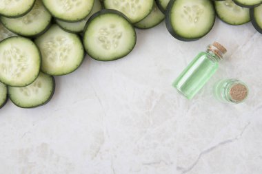 Salatalık dilimleri ve kopya alanı ile özü