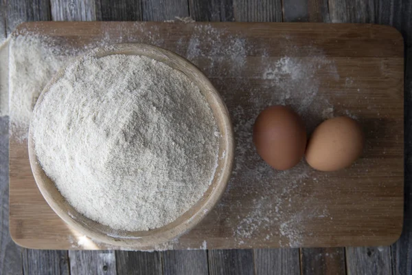 Mąka i jaja płaskie lay — Zdjęcie stockowe
