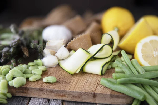 Świeże warzywa i makaron surowy — Zdjęcie stockowe